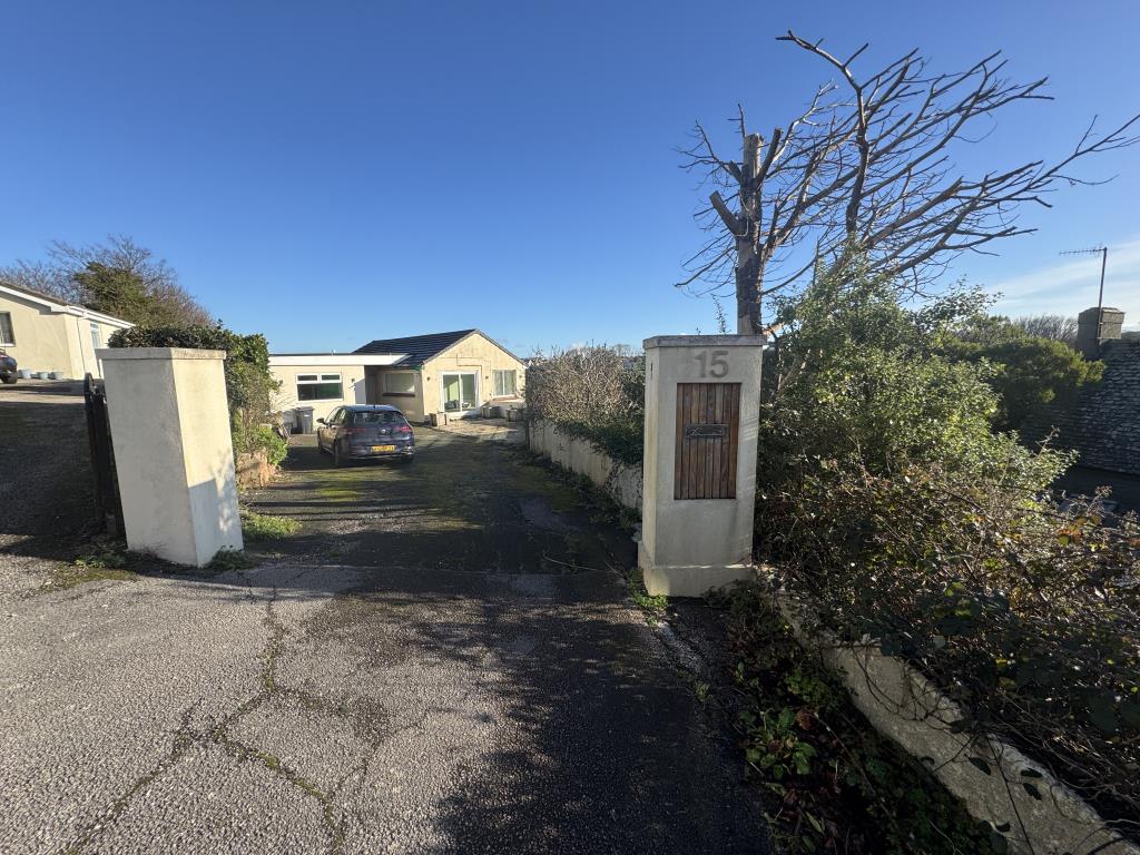 Lot: 134 - DETACHED HOUSE WITH COMPLETION WORKS REQUIRED - View of the private driveway